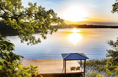 Northport House | Lake T Retreat (5BR, Putting Green, & Pool!)
