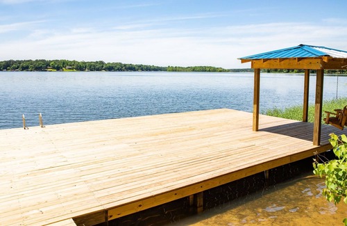 Northport House | Lake T Retreat (5BR, Putting Green, & Pool!)