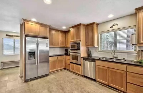 Montgomery Estates Cabin | Lake Tahoe Cabin with Hot tub Mv350