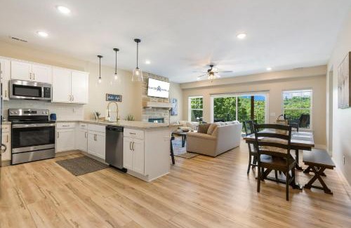 Branson House | Lake Taneycomo Views-Near Branson Landing-Cmty Outdoor Pool-Free Tickets-Elevator!