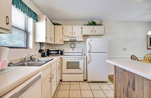 Lake Tansi Condo | Lake Tansi 2BR Sleeps 8, Living Room, Kitchen