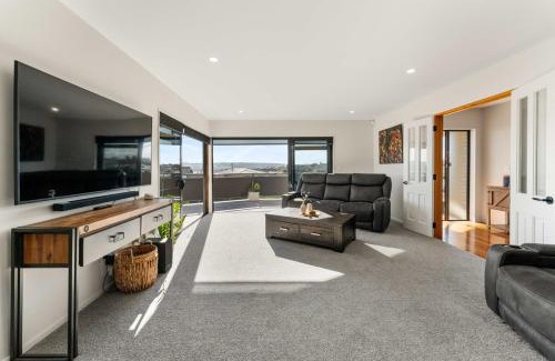 Waipahihi House | Lake Taupo Outlook - Table Tennis, Great Location