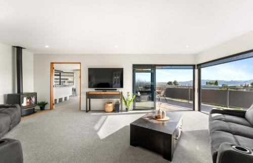 Waipahihi House | Lake Taupo Outlook - Table Tennis, Great Location