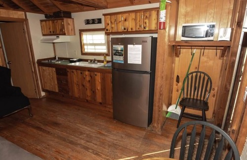 Mead Cabin | Lake Texoma Cedar Cabin - Whistle Stop