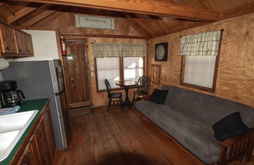 Mead Cabin | Lake Texoma Cedar Cabin - Whistle Stop