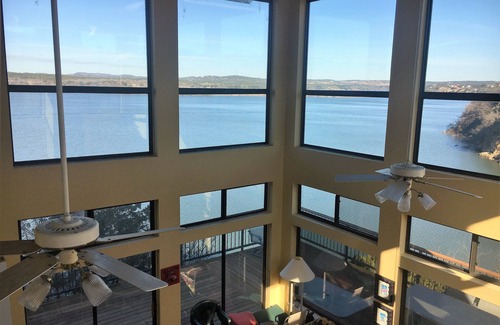 Spicewood House | Lake Travis Home on End of Cove!