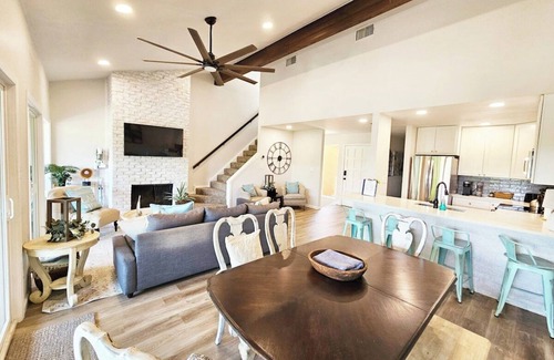 Point Venture House | Lake Travis townhome 3min to Pool, Marina, Dining