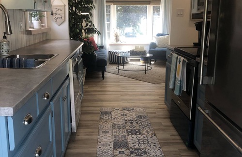 Peterborough House | Lake Vibe - 3+ Bdrm House on Ashburnham Point