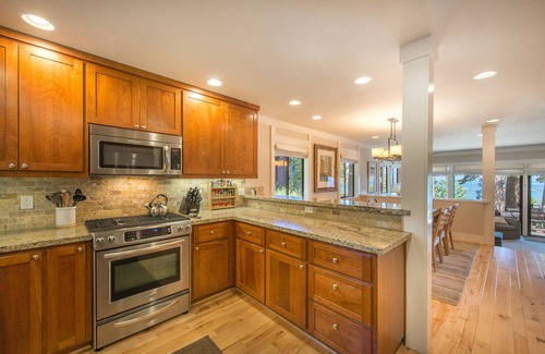 Tahoe Tavern House | Lake View - 10 Minutes to Palisades Tahoe & Walk to Town!