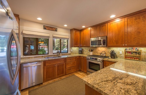 Tahoe Tavern House | Lake View - 10 Minutes to Palisades Tahoe & Walk to Town!