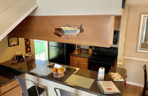 Brandon Condo | Lake View 2 Bed 2 Bath LOFT With Pool, Gym, Pickleball - L@K FOR DISCOUNTS !