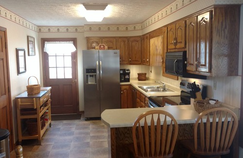 Somerset House | Lake View/3 Bedroom Townhome Sleeps 6-8/Close To Lee's Ford Marina