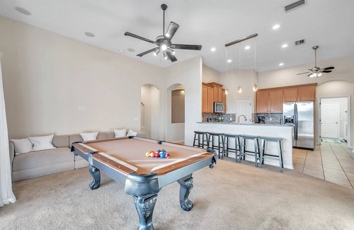 Ruskin House | Lake View 6 bedrooms, tennis Courts, playground, close to beach area, large home
