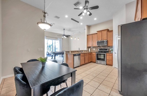 Ruskin House | Lake View 6 bedrooms, tennis Courts, playground, close to beach area, large home