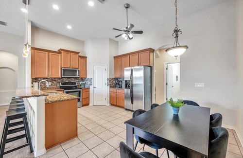 Ruskin House | Lake View 6 bedrooms, tennis Courts, playground, close to beach area, large home