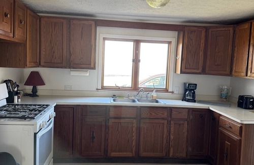 North Kingsville House | LAKE VIEW! Amazing sunsets! Charming 2-bedroom house in beautiful Conneaut.