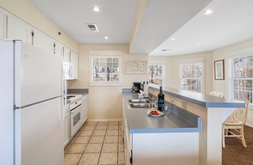 Kimberling City Condo | Lake View Condo-Firepit Table-Table Rock Access-Free Attraction Tickets-Outdoor Pool