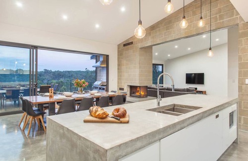 Quindalup House | Lake View Contemporary Comforts meets Nature
