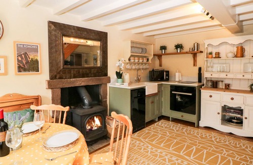 Leek Cottage | LAKE VIEW COTTAGE, pet friendly, character holiday cottage in Leek