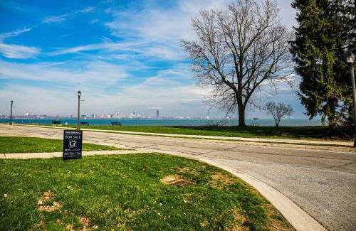 Fort Erie House | Lake view cottage with three ensuites and elevator