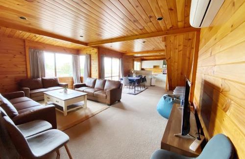 Kawaha Point House | Lake view family Lodge up tp 14 people