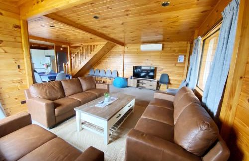 Kawaha Point House | Lake view family Lodge up tp 14 people