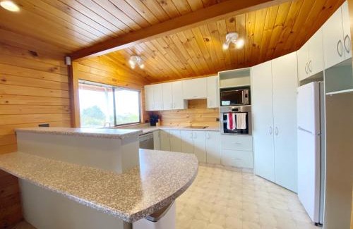 Kawaha Point House | Lake view family Lodge up tp 14 people