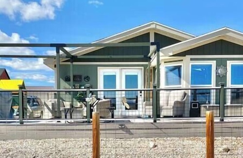 Manila House | Lake View Home That Truly Accommodates 12