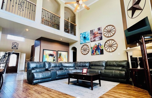 Missouri City House | ★Lake View ★ King Bed ★ Spacious