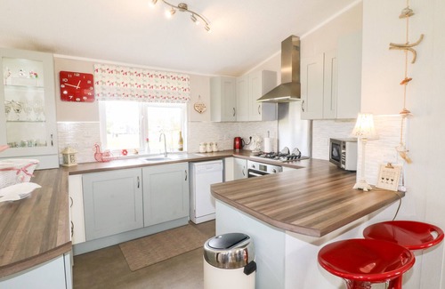 Grantham Cottage | LAKE VIEW LODGE, family friendly, with a garden in Barkston