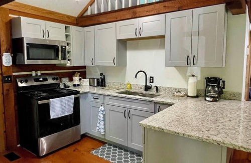 Windsor Cabin | Lake View LoftnCabin is only 2 miles from Wolf Creek Marina, nLake Cumberland KY