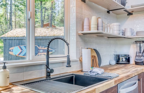Lakeside House | Lake View Luxury - Paddle boards - Firepit - Fish, Hike, Ski. Montana Paradise!