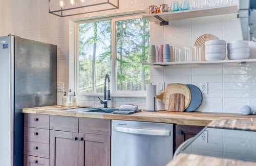Lakeside House | Lake View Luxury - Paddle boards - Firepit - Fish, Hike, Ski. Montana Paradise!