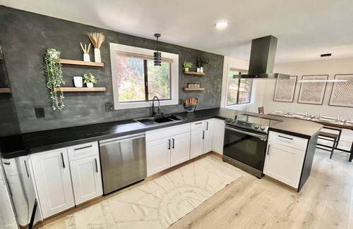 Altamont House | 🌲Lake View Nature House with Theatre, Game Room, and Gym🌲