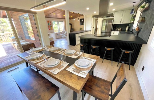 Altamont House | 🌲Lake View Nature House with Theatre, Game Room, and Gym🌲