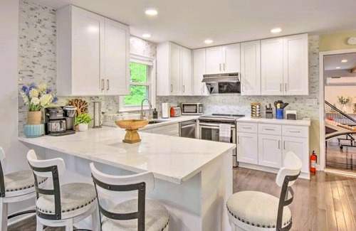 Gainesville House | Lake View, Pet-Friendly, Game Room, Fully Stocked Kitchen