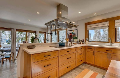 Tahoe Tavern House | Lake View|Pool|Pier|Bouys|Pickleball|Walk to town
