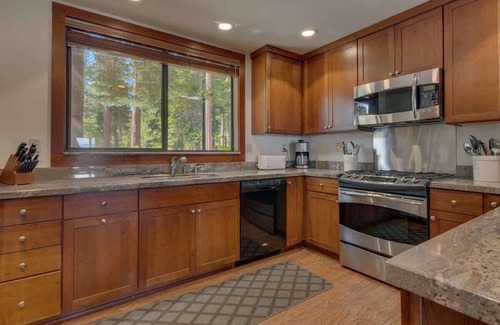 Tahoe Sierra Estates Condo | Lake View|Pool|Pier|Bouys|Pickleball|Walk to town