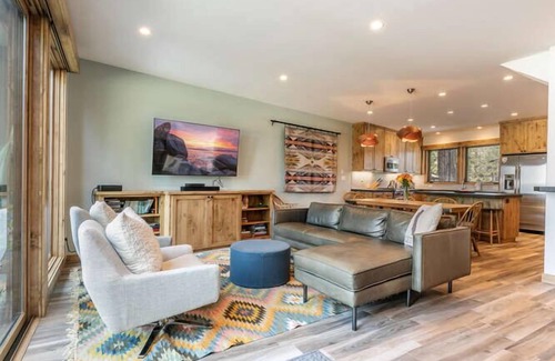 Tahoe Tavern House | Lake View|Pool|Pier|Bouys|Pickleball|Walk to town