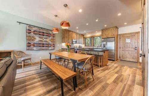 Tahoe Tavern House | Lake View|Pool|Pier|Bouys|Pickleball|Walk to town