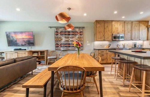 Tahoe Tavern House | Lake View|Pool|Pier|Bouys|Pickleball|Walk to town