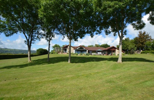 Compton Martin Cottage | Lake View Retreat