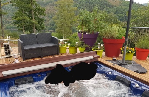 Miremont House | Lake view room with jacuzzi