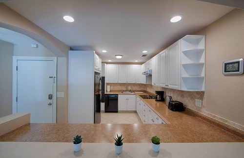 Gulf Gate Estates Condo | Lake view spacious 2bdr CONDO 7 min by the BEACH