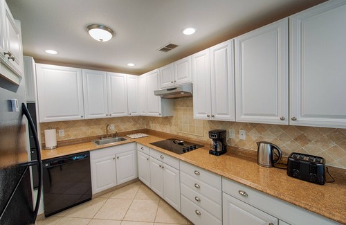 Gulf Gate Estates Condo | Lake view spacious 2bdr CONDO 7 min by the BEACH