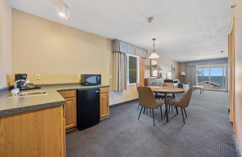 Put-in-Bay Hotel | Lake View Suite Put in Bay - Sleeps 6 People