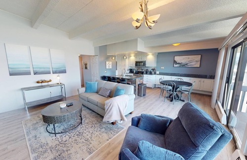 Dillon Condo | Lake View! Updated Top Floor End Unit. Walk to Marina, Concerts, Parks