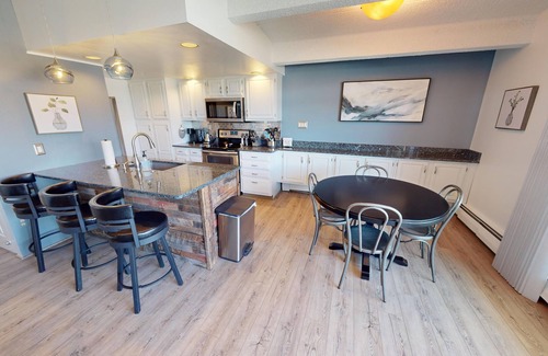 Dillon Condo | Lake View! Updated Top Floor End Unit. Walk to Marina, Concerts, Parks