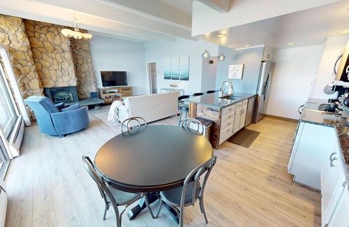 Dillon Condo | Lake View! Updated Top Floor End Unit. Walk to Marina, Concerts, Parks