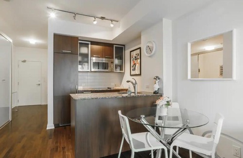 Fort York Apartment | Lake Views 2Bdr 1Bath Downtown Toronto